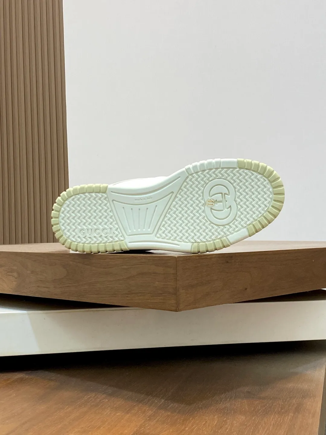 Men's Shoes 💰660 𝐆𝐮𝐜𝐜𝐢 𝐑𝐞-𝐖𝐞𝐛 As the first sneaker created by Sabato De Sarno for Gucci, the Re-Web series reinterprets the brand's classic stripes and sets off the modern silhouette design with bold and unique details. These shoes are crafted from white leather. This new sneaker is ingeniously decorated with many of the brand's classic details, and is equipped with a bright red and green webbing tongue, which will make people fall in love at first sight. White leather treated with a special process for softness and luster, with an embossed grainy texture. Script Gucci logo and interlocking G web label with Interlocking G and script Gucci logo. Rubber outsole with interlocking G detail eyelets. Web tongue. Size: 39-44 (customized for sizes 38 and 45)